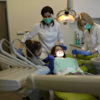zabiegi bezbolesnego usuwania zębów u dzieci, stomatolog dziecięcy